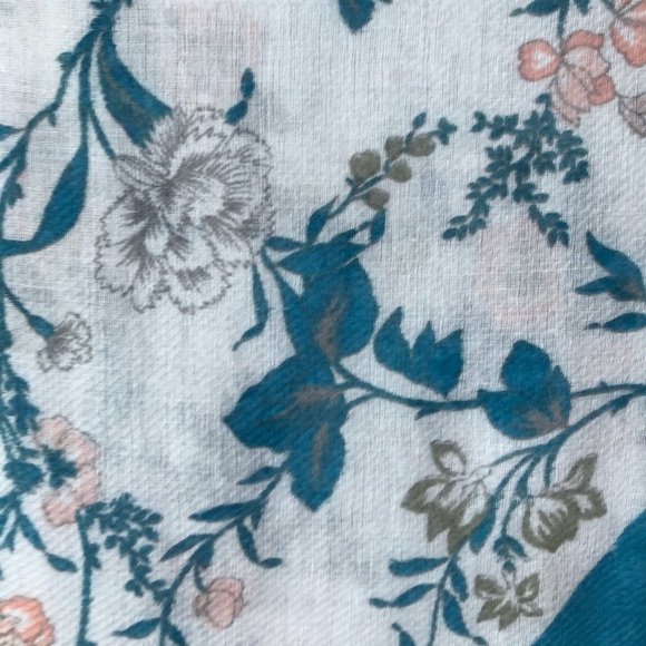 Beautiful turquoise and white floral scarf - Picture 8 of 8